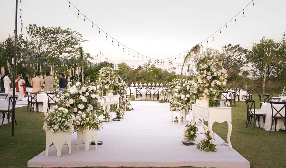 A garden reception aisle set by Monal Caterers & Event Managers
